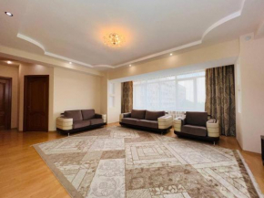 Просторная и светлая квартира в микрорайоне Самал 1 рядом с Dostyk Plaza, Almaty